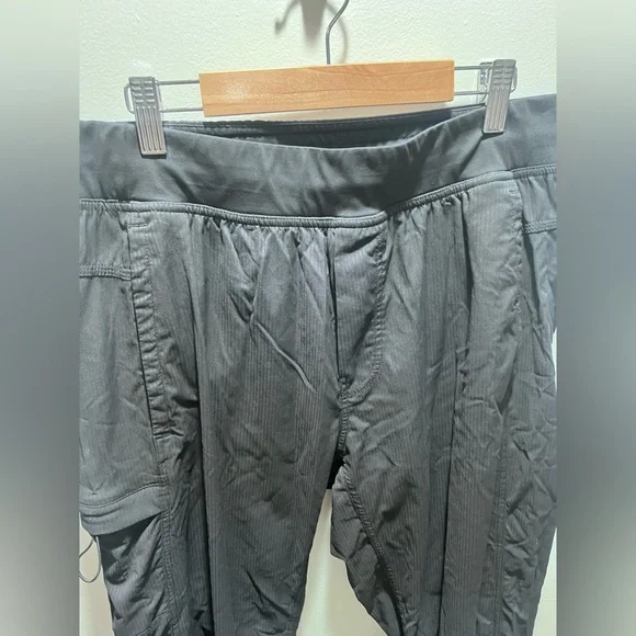 Lululemon Men’s Athletica Black Cargo Pants Relaxed Fit size Large EUC - Picture 3 of 7